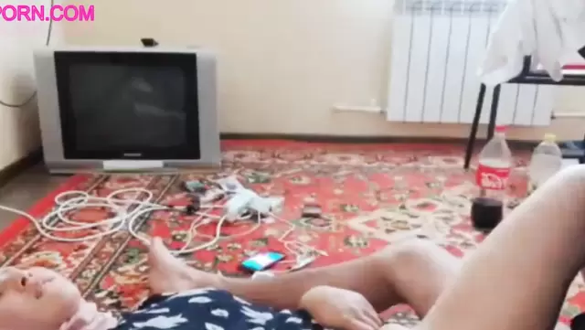 Genç Özbek kız, kocasının arkadaşına teslim oluyor.