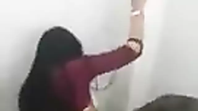 Esmer hatun, Özbek aygırla tuvalette iyice azıyor.
