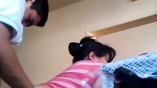 Dolgun vücutlu Özbek kadın, komşusuyla ateşli bir seks yapıyor.