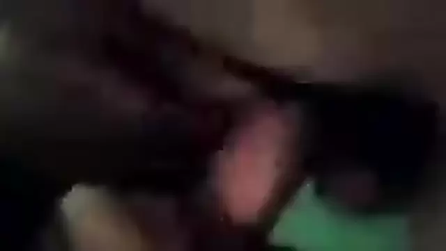 Özbek kız, kocasını derin boğazla yalamaktan büyük keyif alıyor.