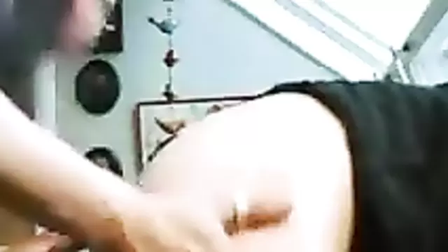 Bir adam, kıvrımlı Özbek kadının amına sertçe giriyor.