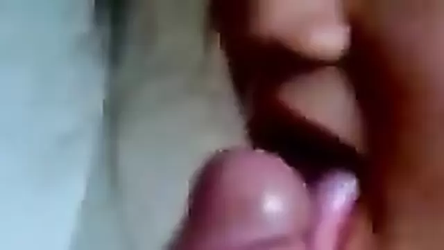 Genç bir eş, Özbek bir adama yumuşak bir oral yapıyor.