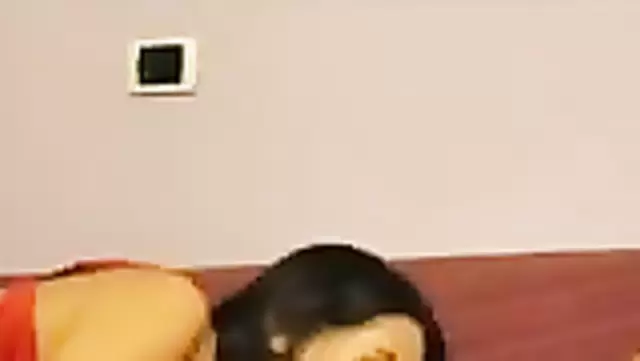 Özbek adam güzel kadını suratına sertçe geçiriyor.