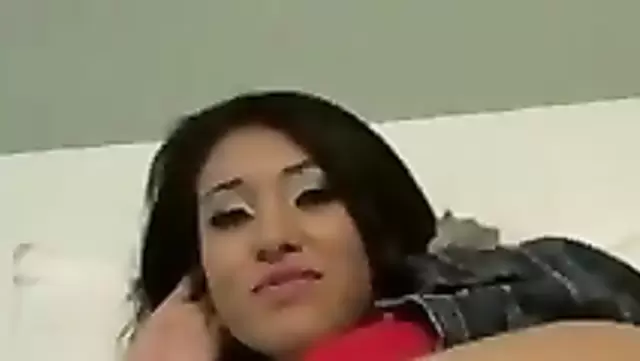 Güzel esmer, Özbek güzeliyle sikişmek istiyor.