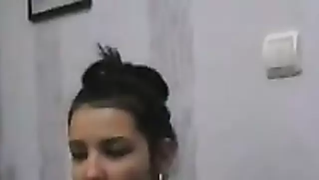 Kız Özbek'e çıplak götünü gösterdi.