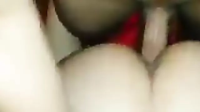 Özbek hatun amına derin bir giriş alıyor.
