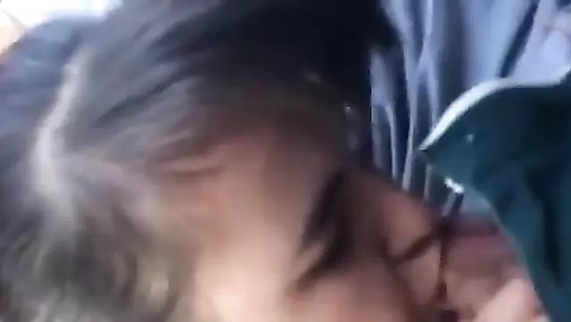 Esmer hatun, sert Özbek aletinin tadını çıkarıyor.