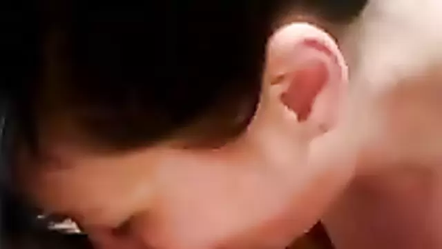 Özbek adam, olgun komşusunun suratına sertçe geçiriyor.