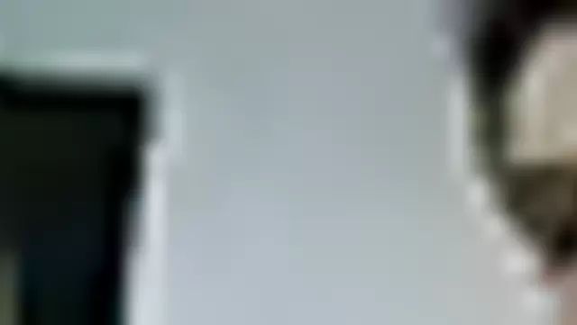 Özbek adam ateşli sevgilisiyle video çekiyor.