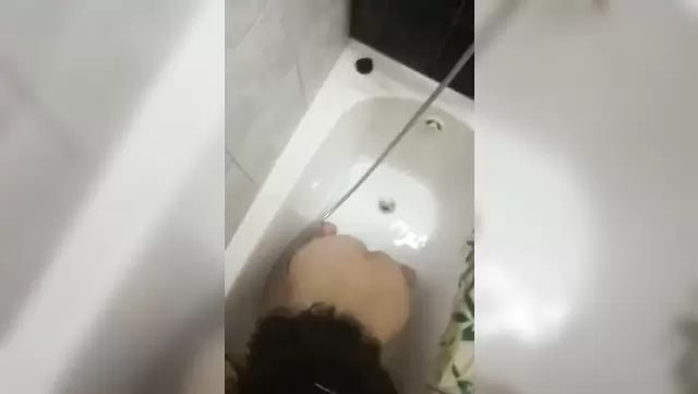 Azgın esmer, banyoda Özbek kızın aletini yalıyor.