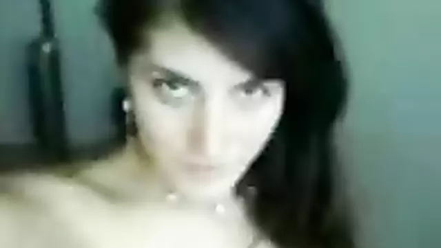 Özbek kız ilk solo performansını kaydediyor