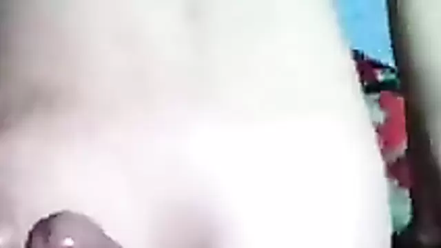 Özbek güzeli ev yapımı seksin tadını çıkarıyor.