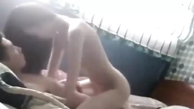 Zayıf Özbek güzeli kocasını güzelce sikişiyor.