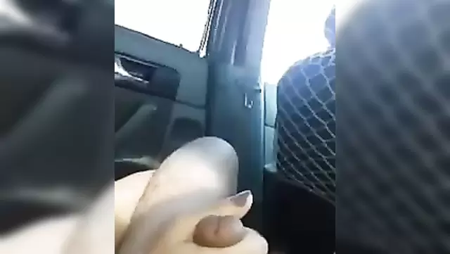 Özbek arabada ateşli mastürbasyon yapıyor.