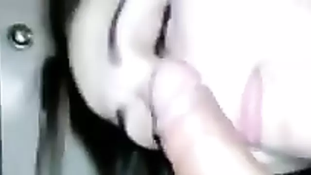 Güzel bir kız, Özbek kızı yavaşça emiyor.