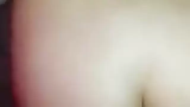 Özbek hatun ıslak amına sertçe geçiriyor.